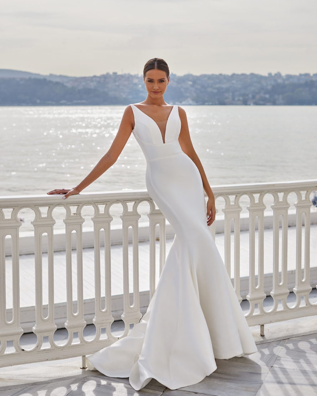 váy cưới nóng nhất nàng tiên cá đơn giản sâu sexy đường viền cổ áo trên bãi biển milla nova