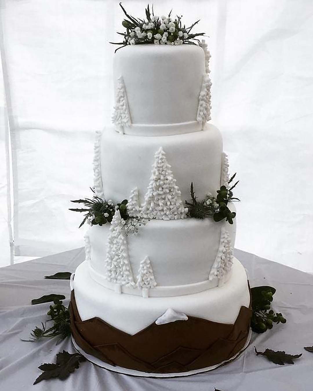 winter wedding cakes white with spruce and greens stylemesweets00