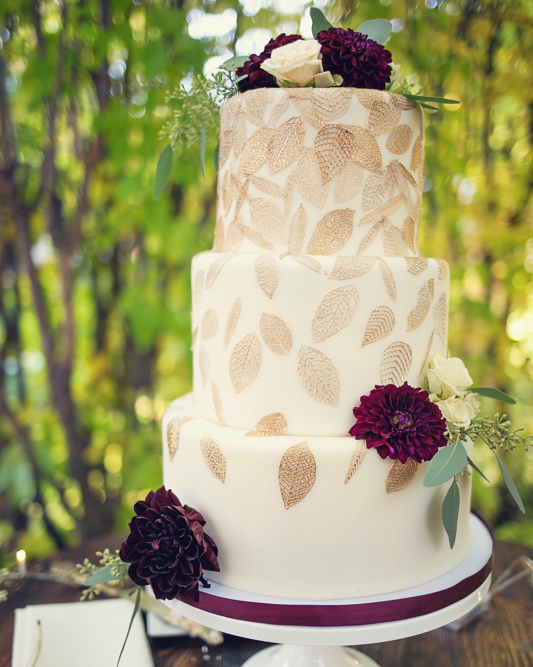 fall wedding cakes white with dahlias and gold leaves justinelureva_photo