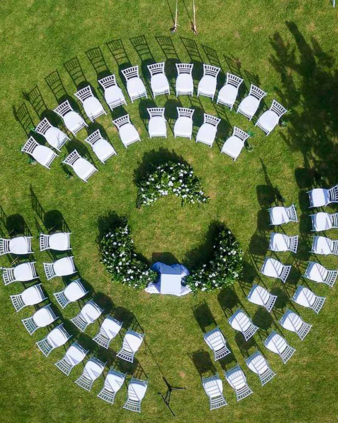 same sex wedding ideas gays curved setting place