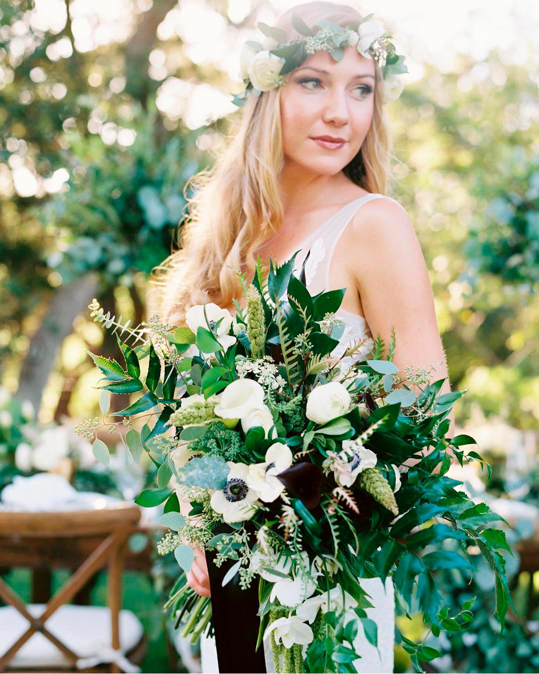 gorgeous summer wedding bouquets black white greenery