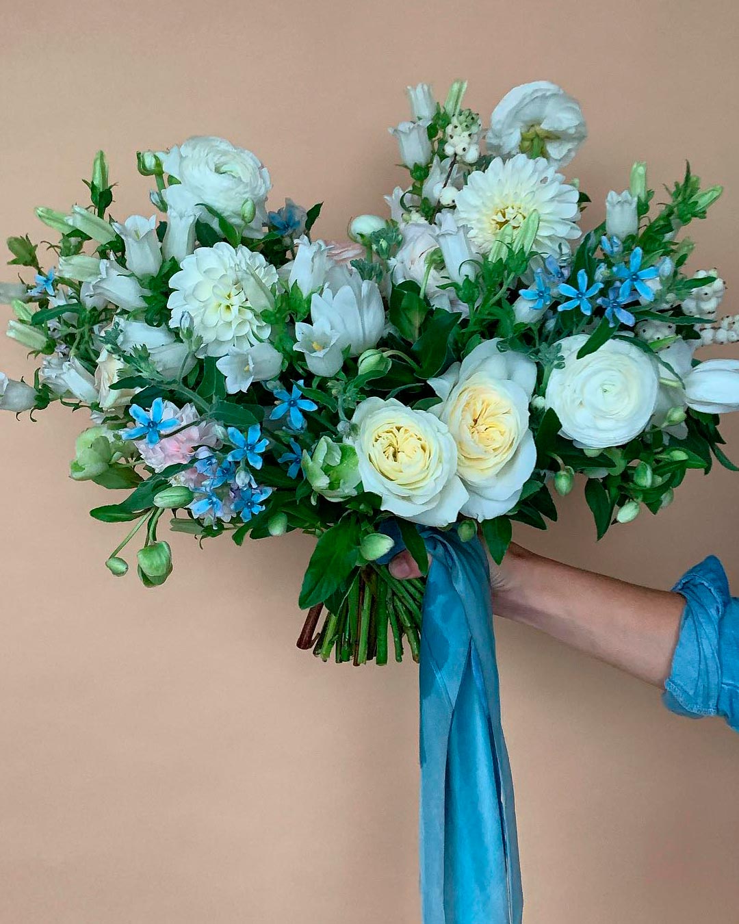 gorgeous summer wedding bouquets blue white