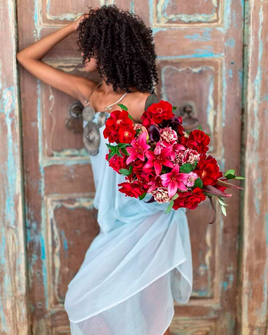 gorgeous summer wedding bouquets crimson red