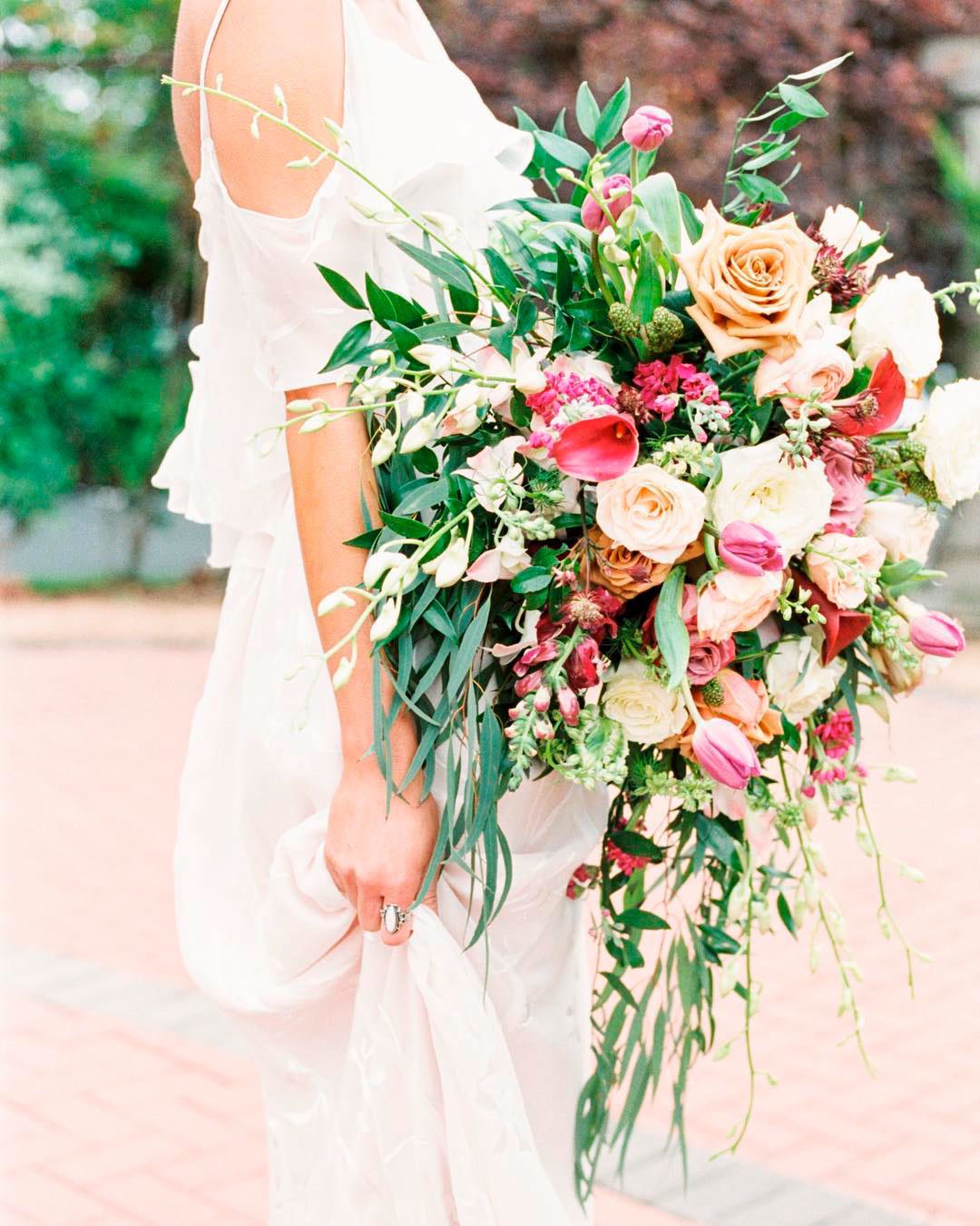 gorgeous summer wedding bouquets greenery leaves bride