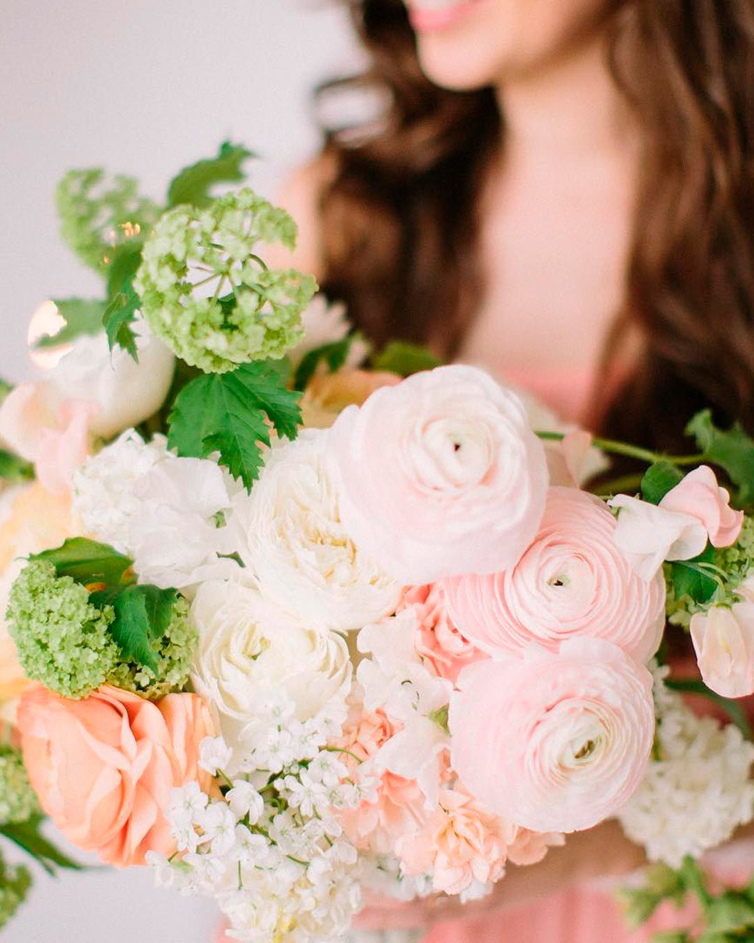 gorgeous summer wedding bouquets pale pink leaves