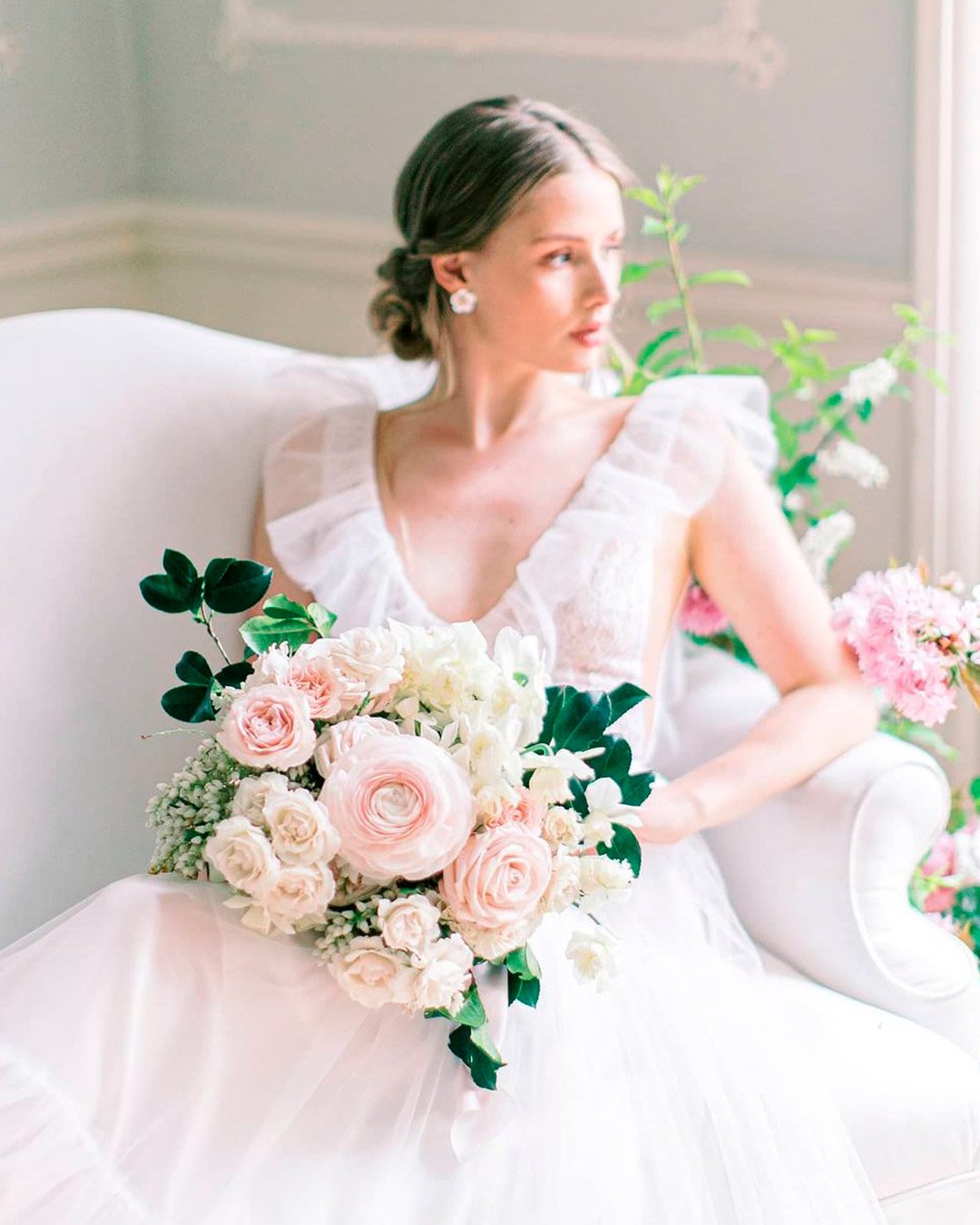 gorgeous summer wedding bouquets pale pink roses