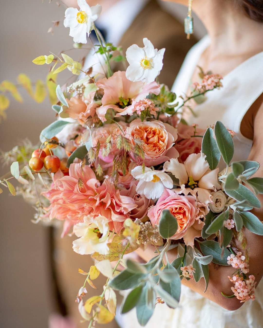 gorgeous summer wedding bouquets peaches creames berry