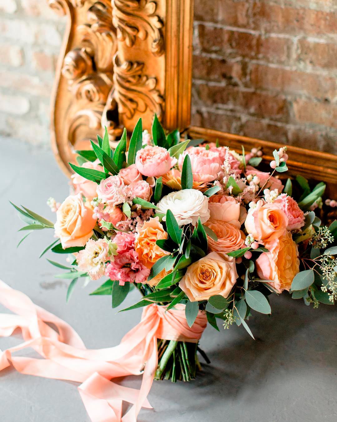 gorgeous summer wedding bouquets peaches creames