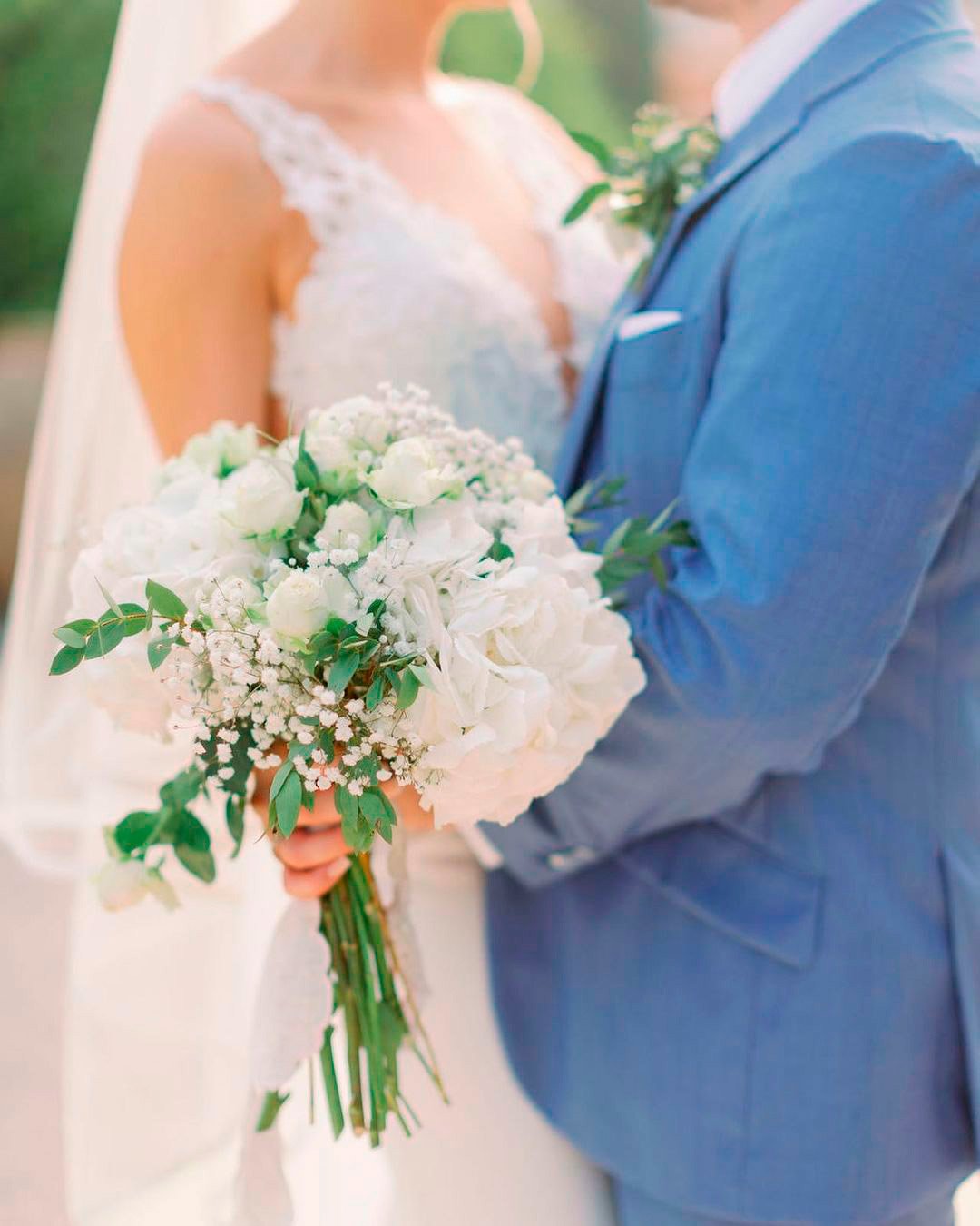 gorgeous summer wedding bouquets white green