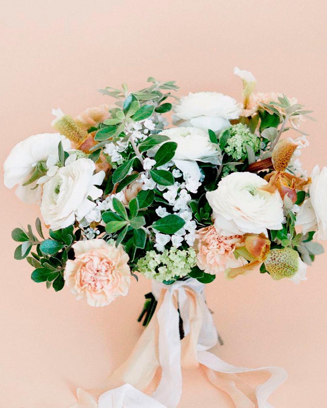 gorgeous summer wedding bouquets white green trendy peach