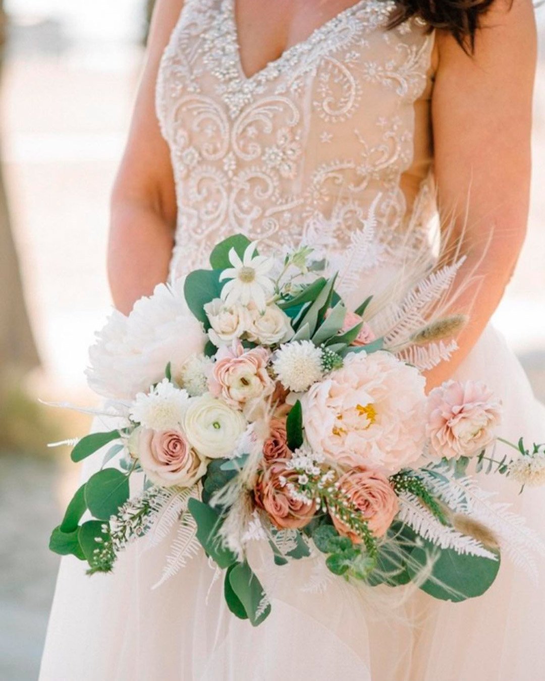 gorgeous summer wedding bouquets white green trendy