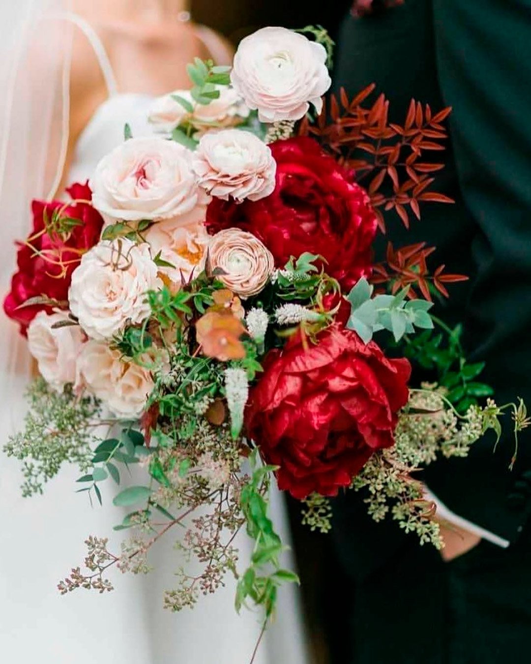 gorgeous summer wedding bouquets white red