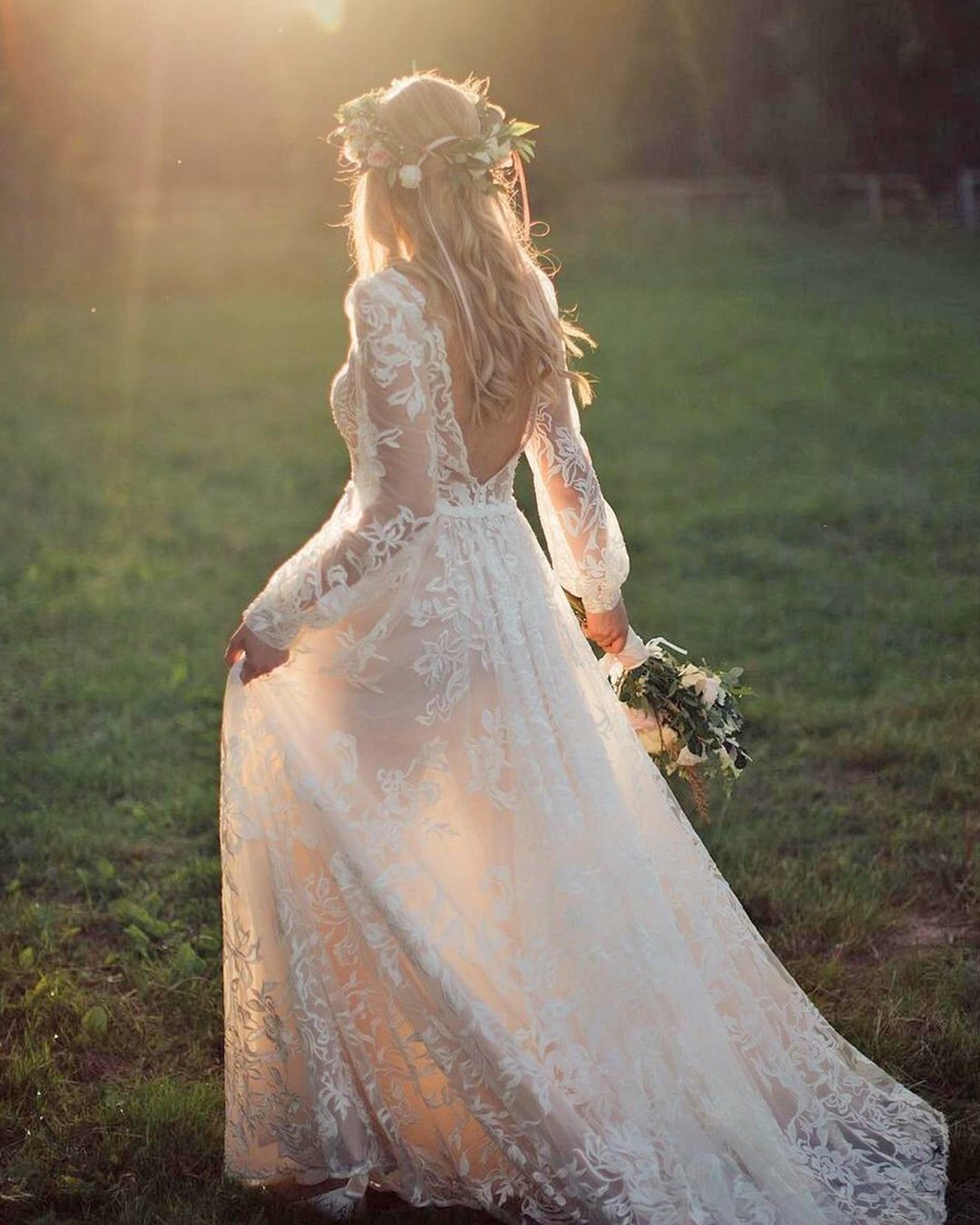 váy cưới hot nhất một đường ren với tay áo dài rikidalal