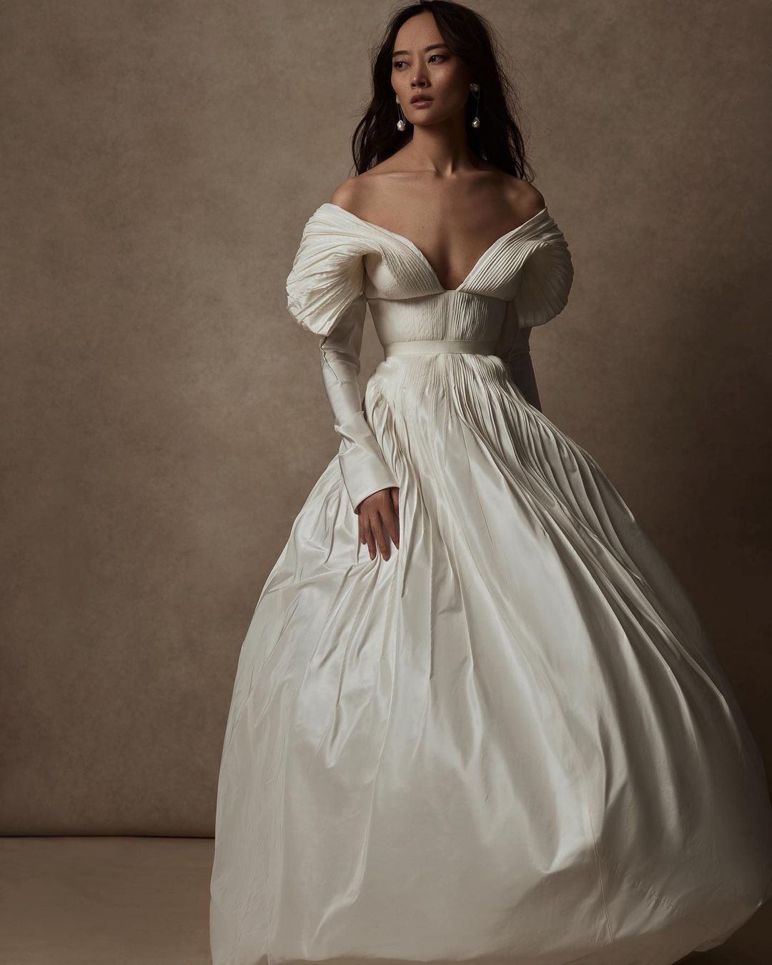 váy cưới hot nhất đơn giản với tay áo quây cổ danielle Frankel