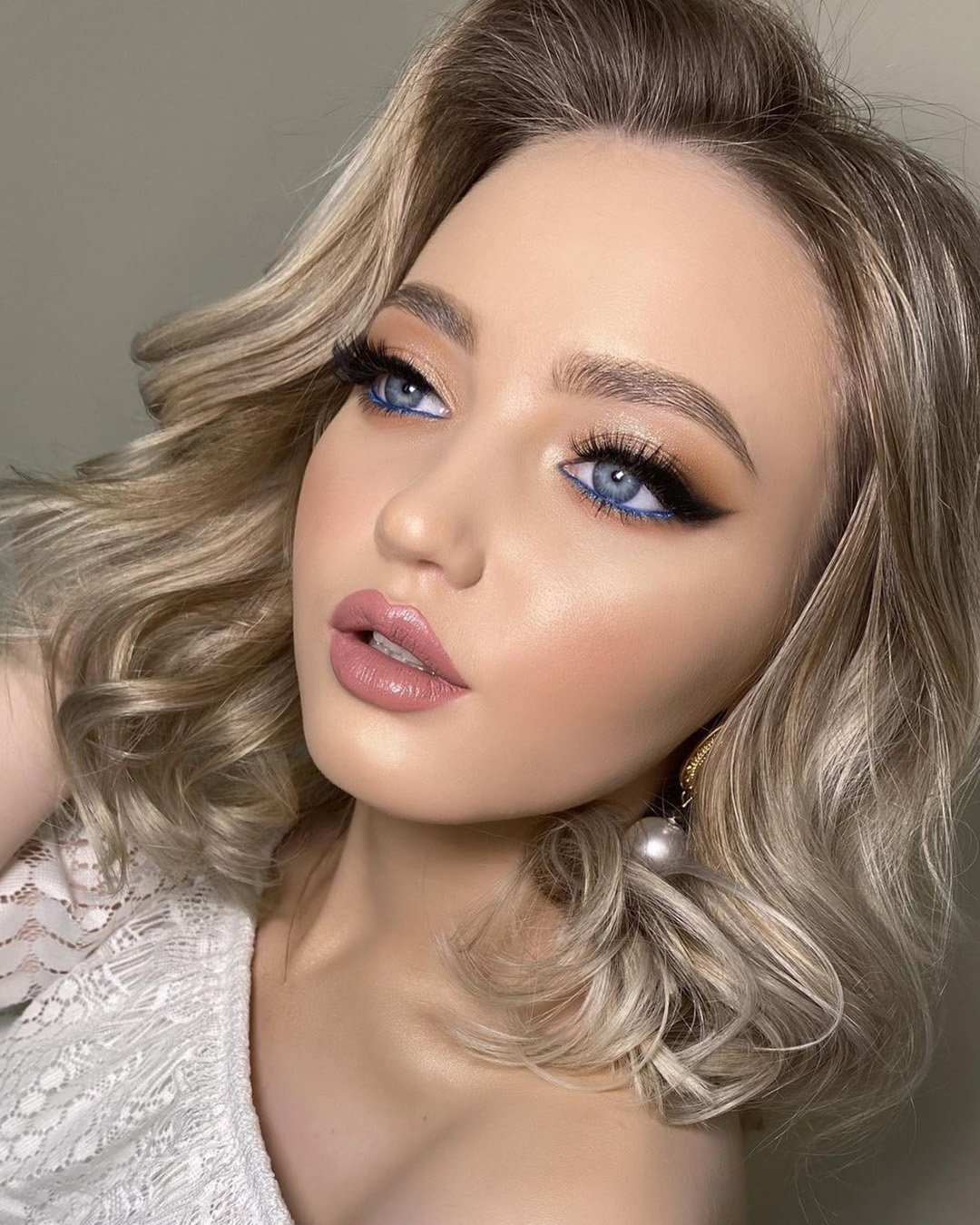 bridesmaid makeup trendy with blue eyeliner nikolaeva.makeup