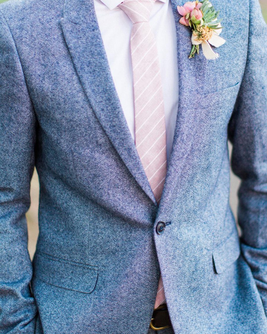 groom suits blue jacket with tie boutonniere agajonesphotography