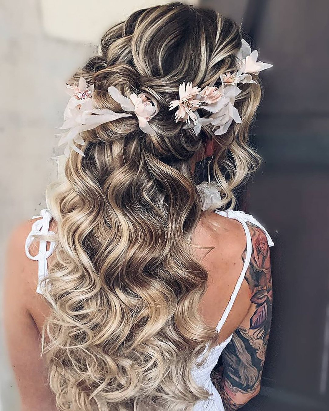 wedding hairstyles for curly hair long down with flower crown hairbyhannahtaylor