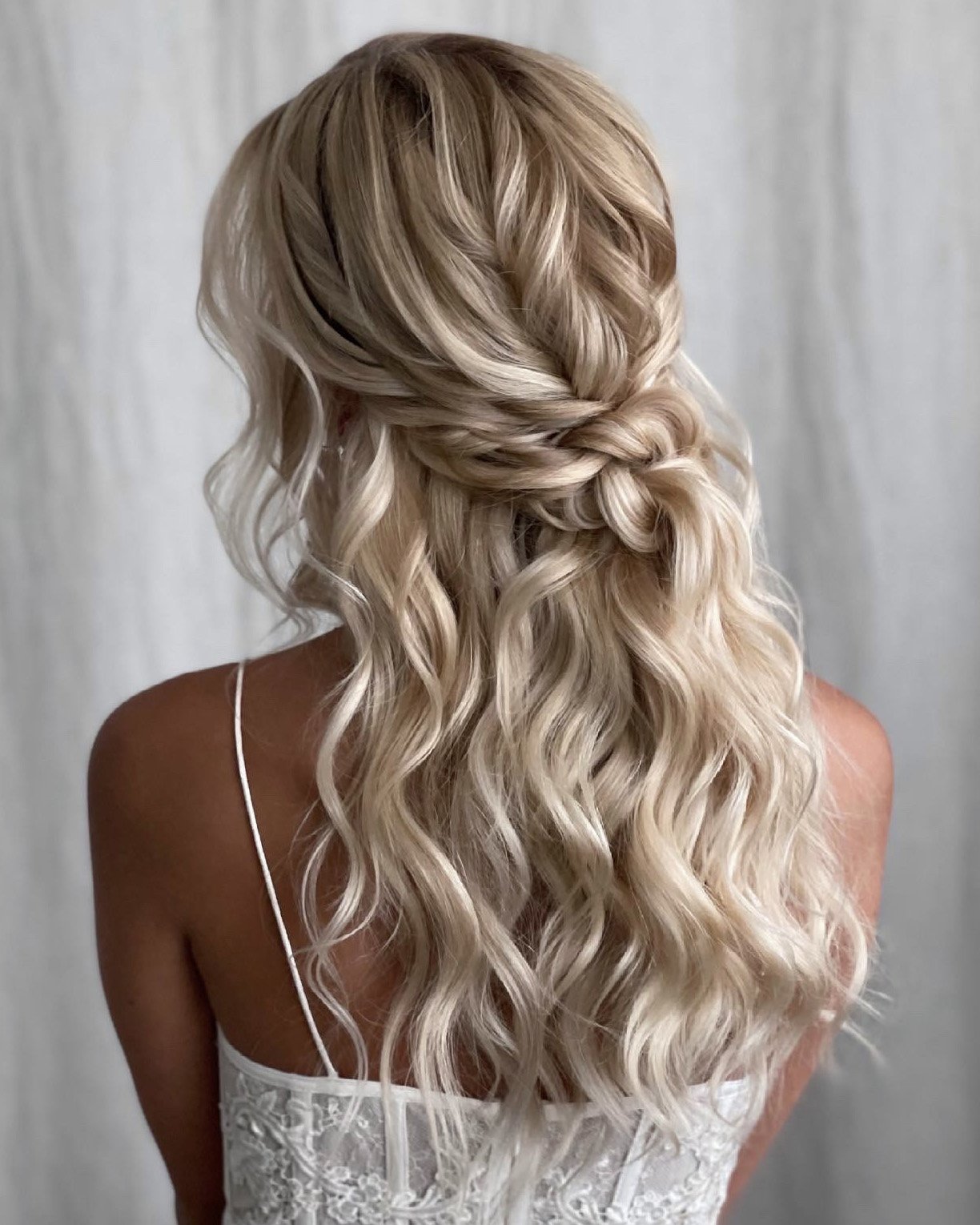 wedding hairstyles for thin hair half up blonde curly kasia_fortuna