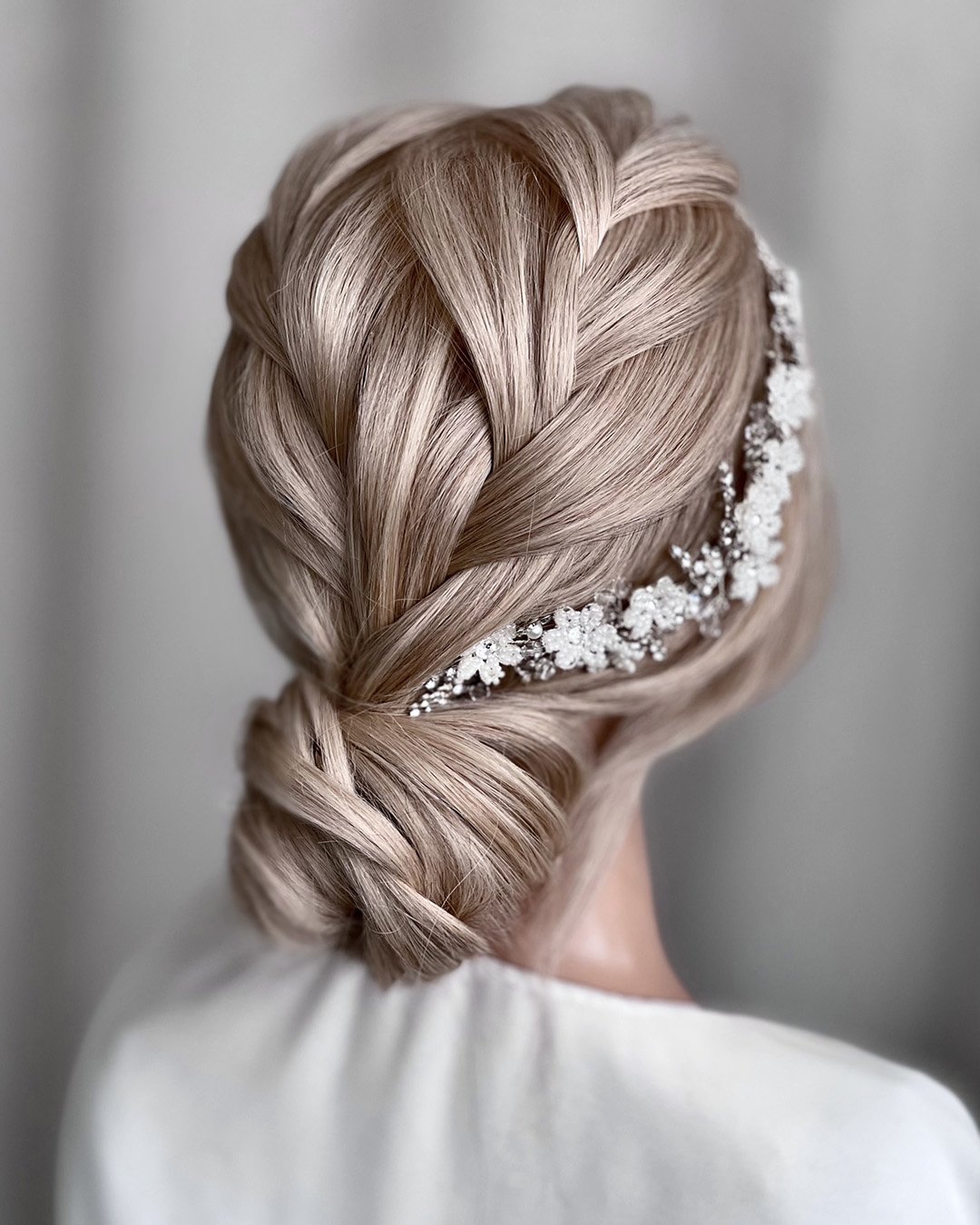wedding hairstyles for thin hair low bun textured kasia_fortuna