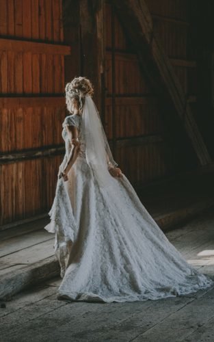 barn wedding venues bride
