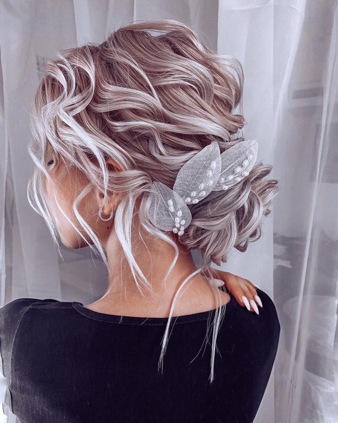 wedding hair trends low bun airy and curly with pin olga_nikiforova_hair