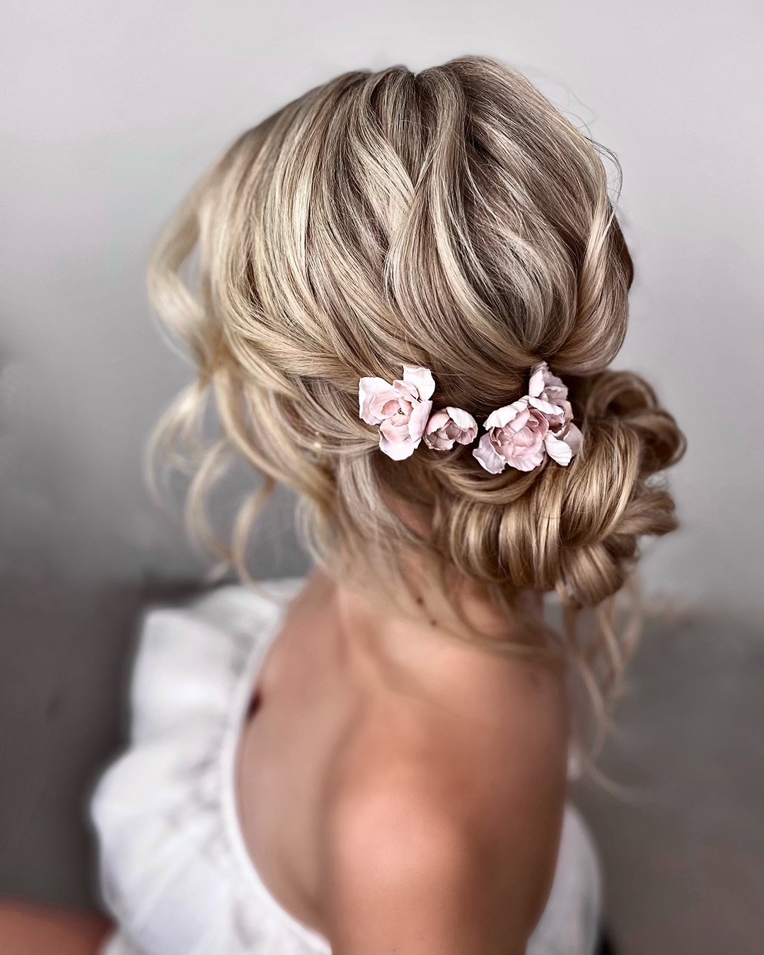 wedding hairstyles for thin hair messy updo with flowers kasia_fortuna