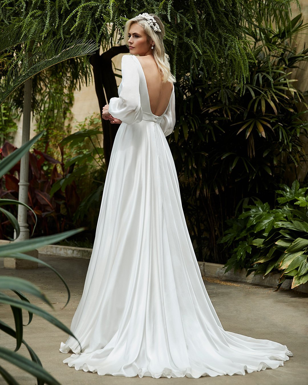 fall wedding dresses a line open back with long sleeves sassi holford