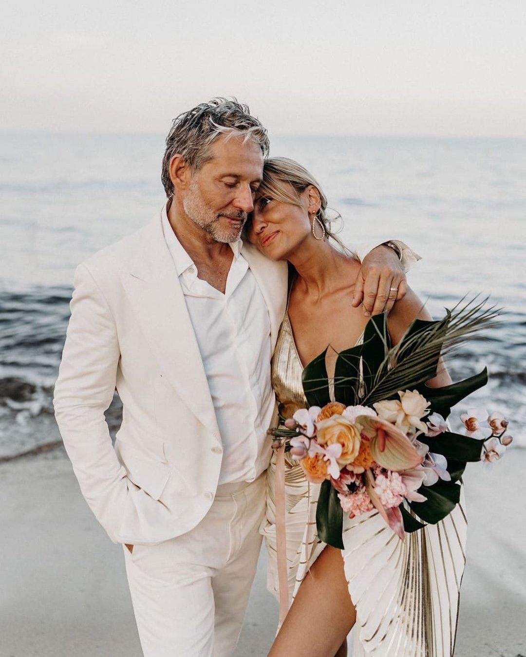 mens wedding attire white jacket beach lorenzoaccardi photograph