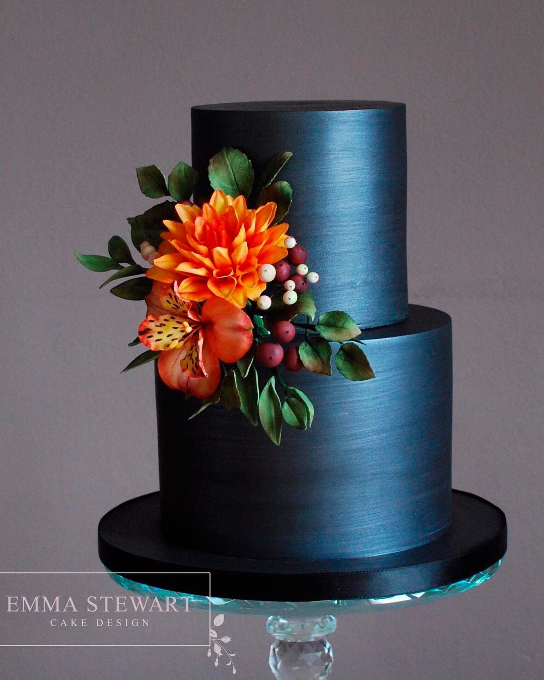 winter wedding cakes black berries flowers
