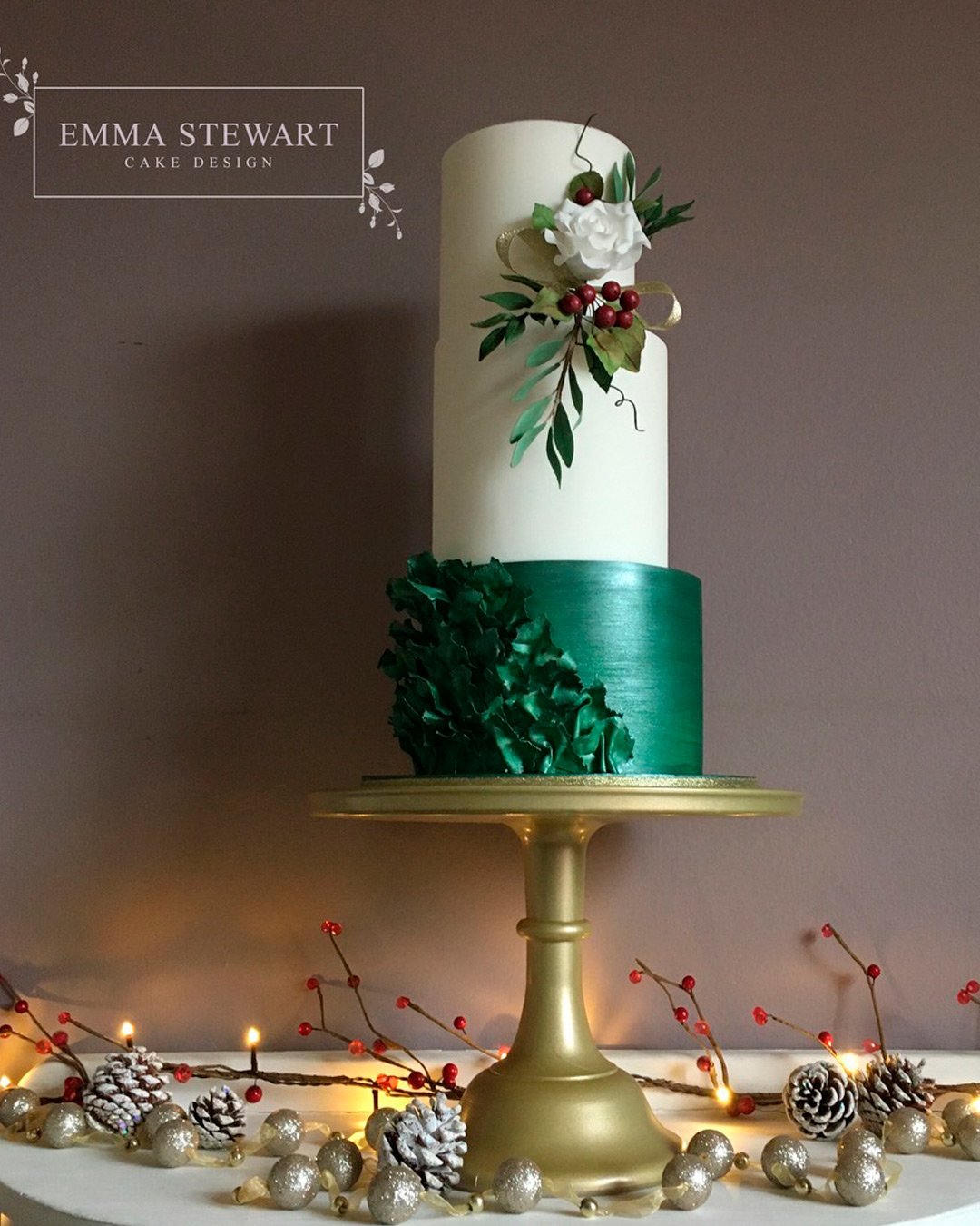 winter wedding cakes green berries