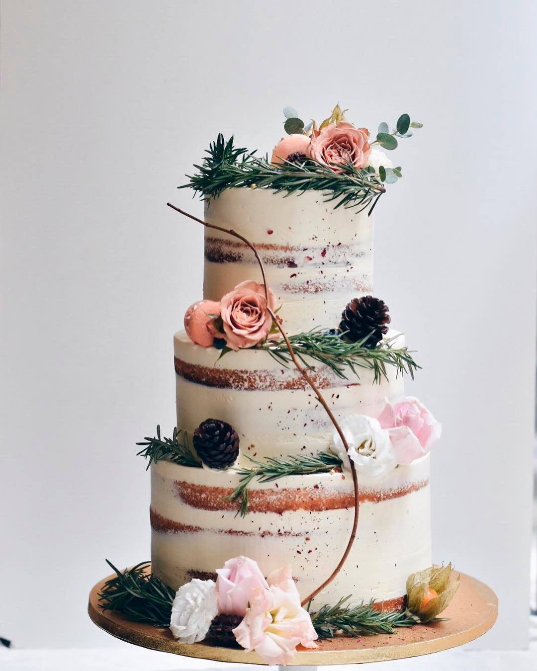 winter wedding cakes green flowers