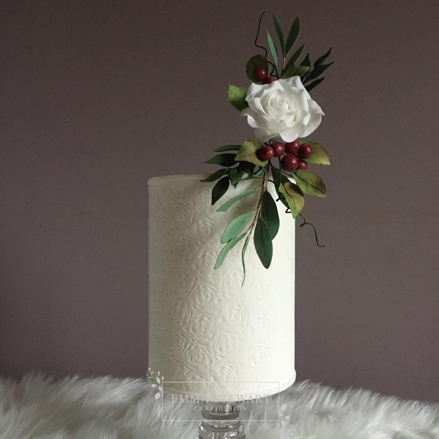 winter wedding cakes white berries