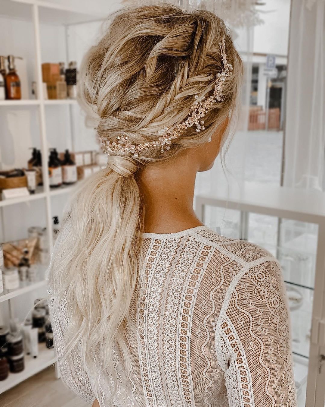 bridesmaid hairstyles for wedding simple textured ponytail dieschoenmalerin