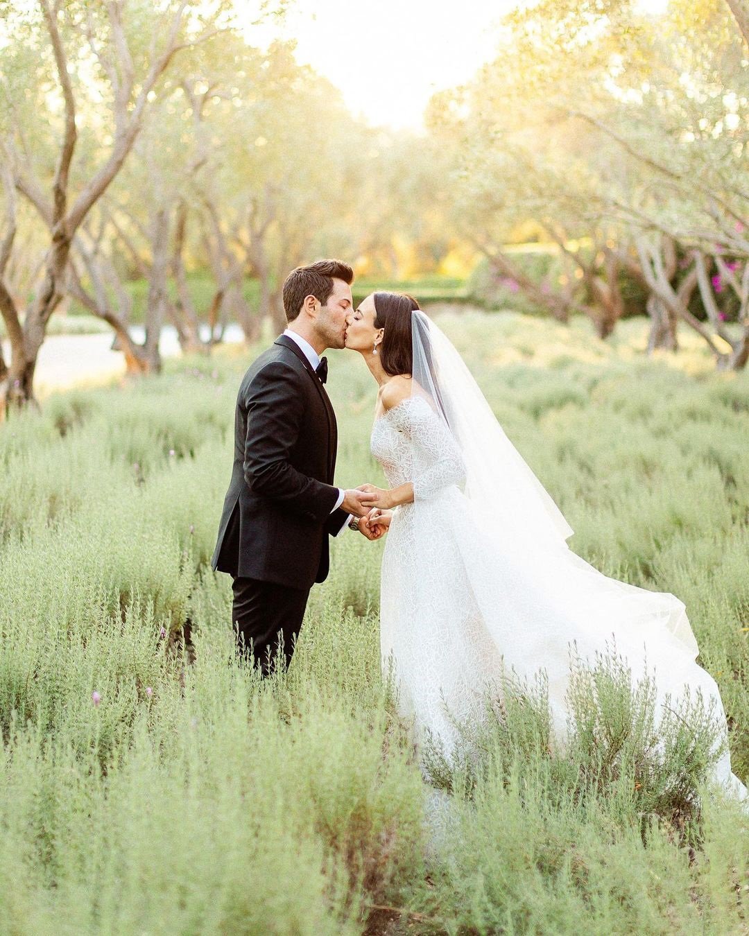 popular wedding photo ideas kiss in garden chardphoto