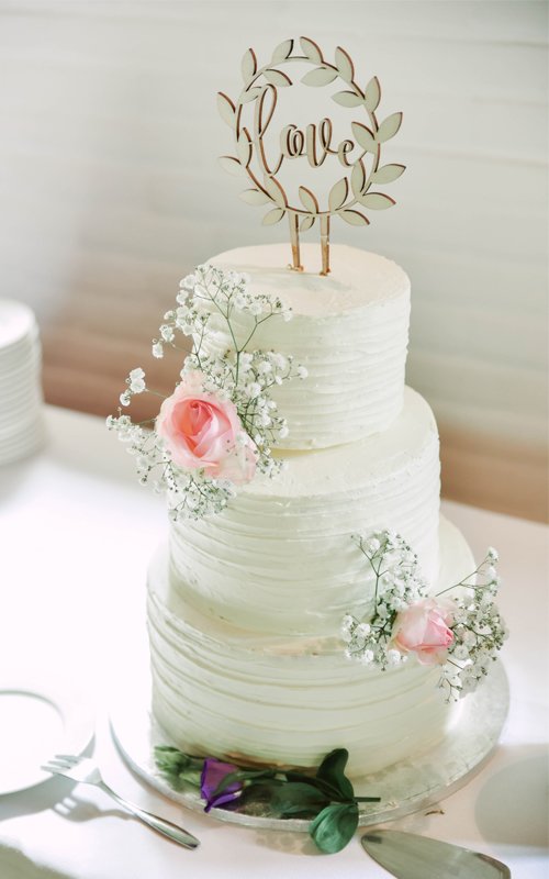 Elegant Simple Wedding Cake Table with Serving Utensils Stock Image - Image  of food, wedding: 168171155