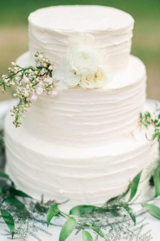 simple-elegant-chic-wedding-cakes-tender-white-cake-The-Grovers-400x500
