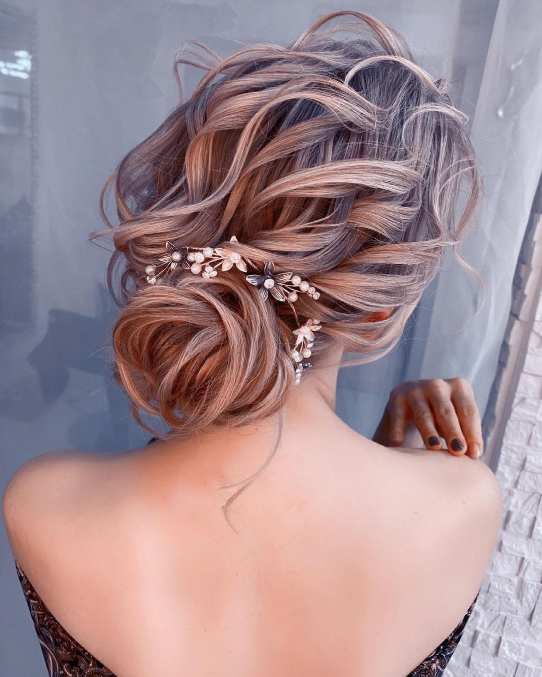 wedding hairstyles for curly hair elegant low bun olga_nikiforova_hair