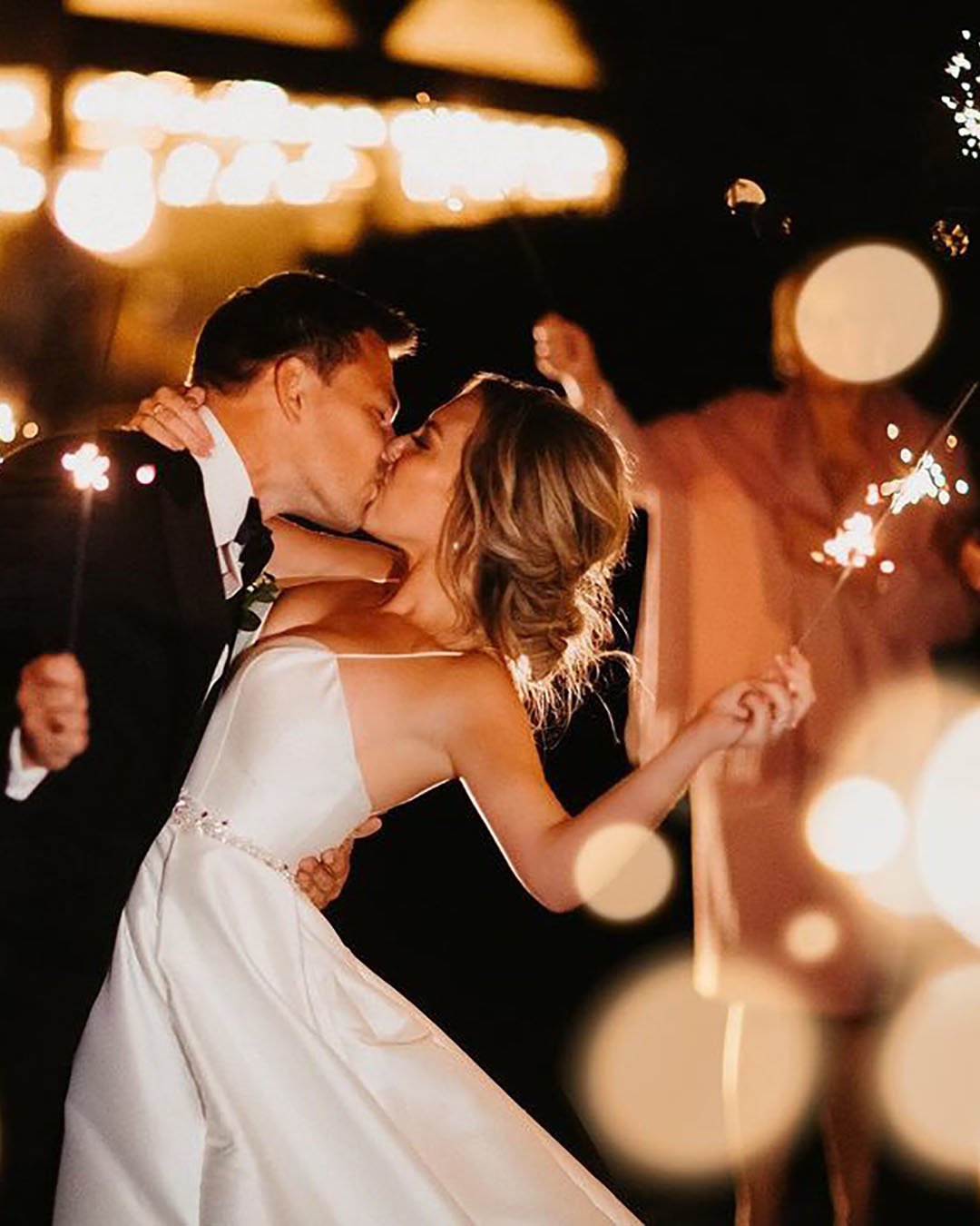 wedding kiss photos night kiss with sparklers sanshinephoto