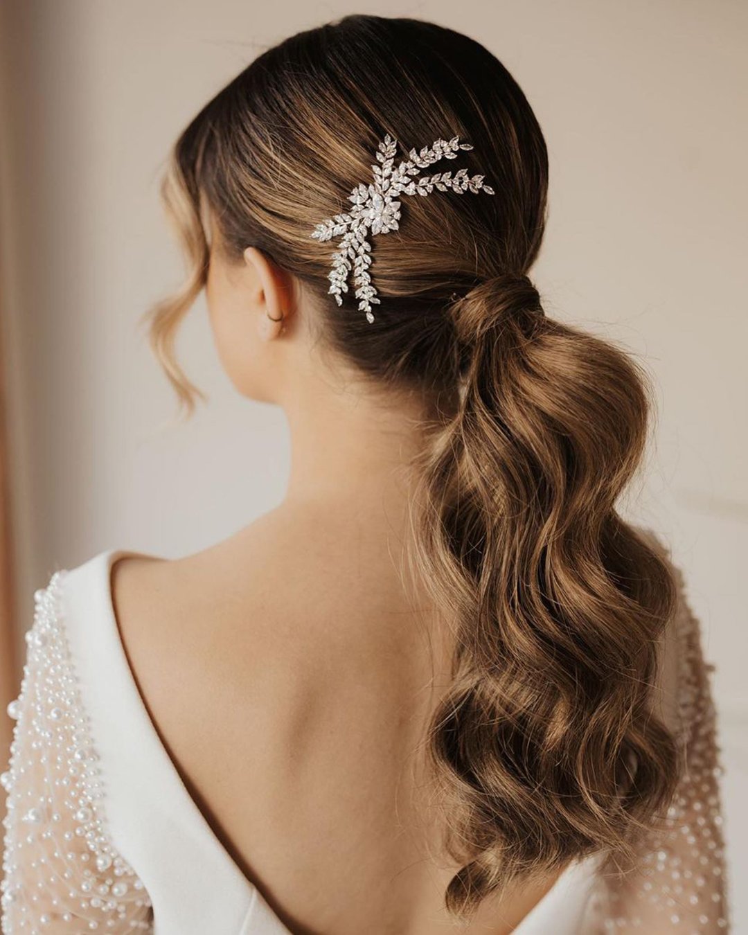 elegant wedding hairstyles simple swept ponytail with hair pin polishedstylejustine