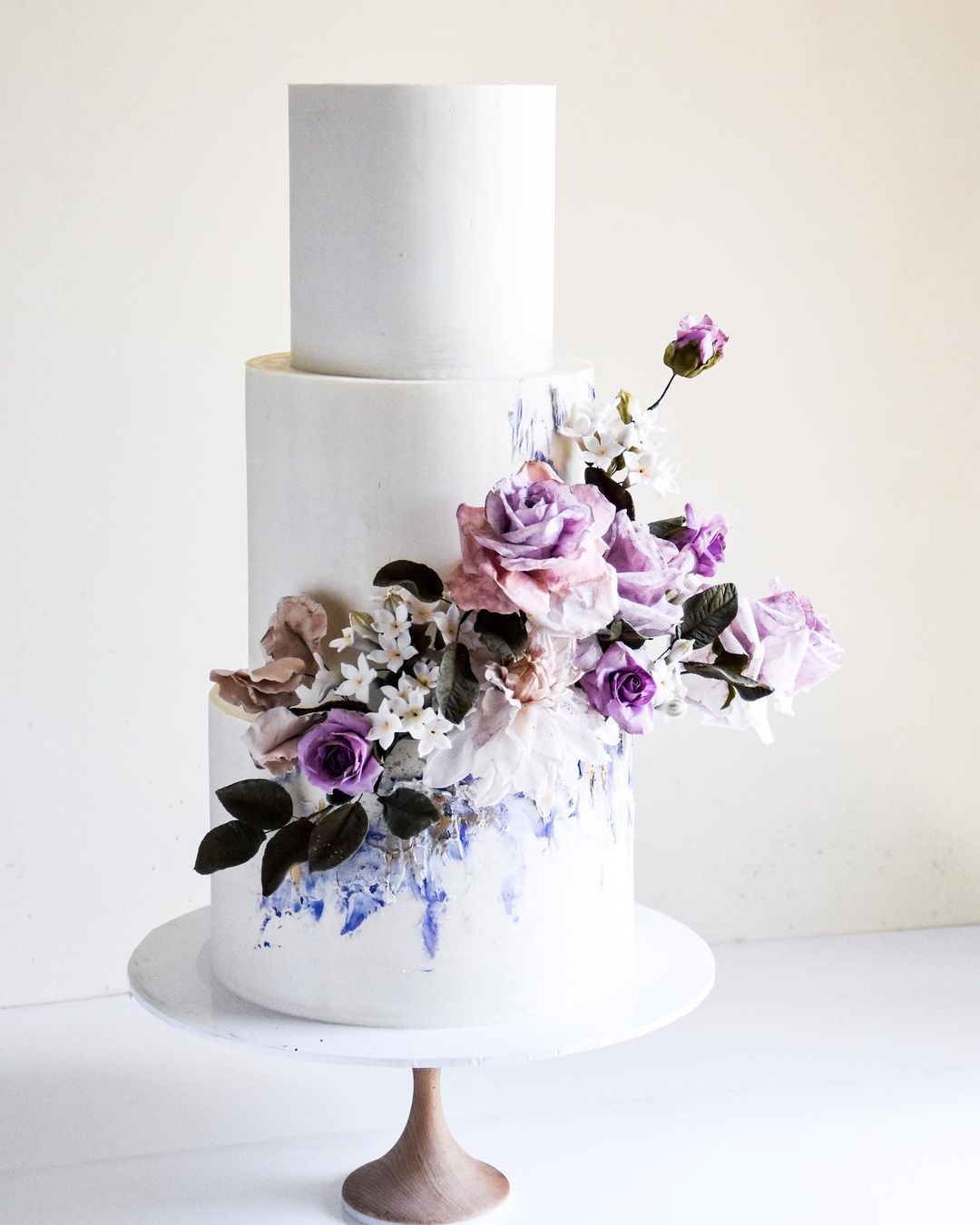 pantone color of the year cake ideas with purple flowers