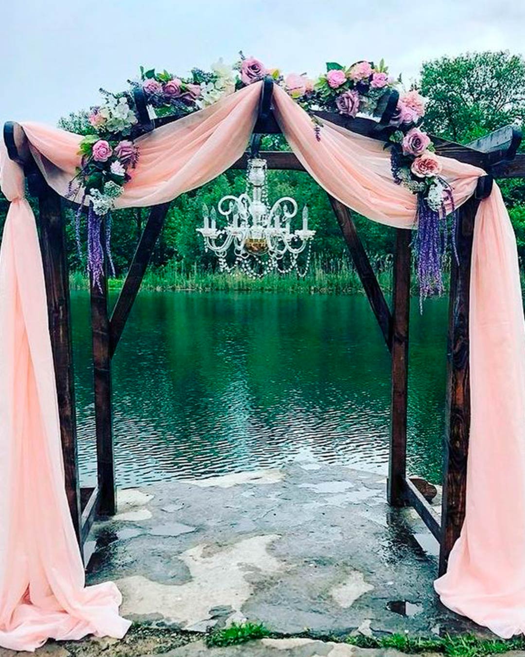 rustic-wedding-venues in new york wooden arch