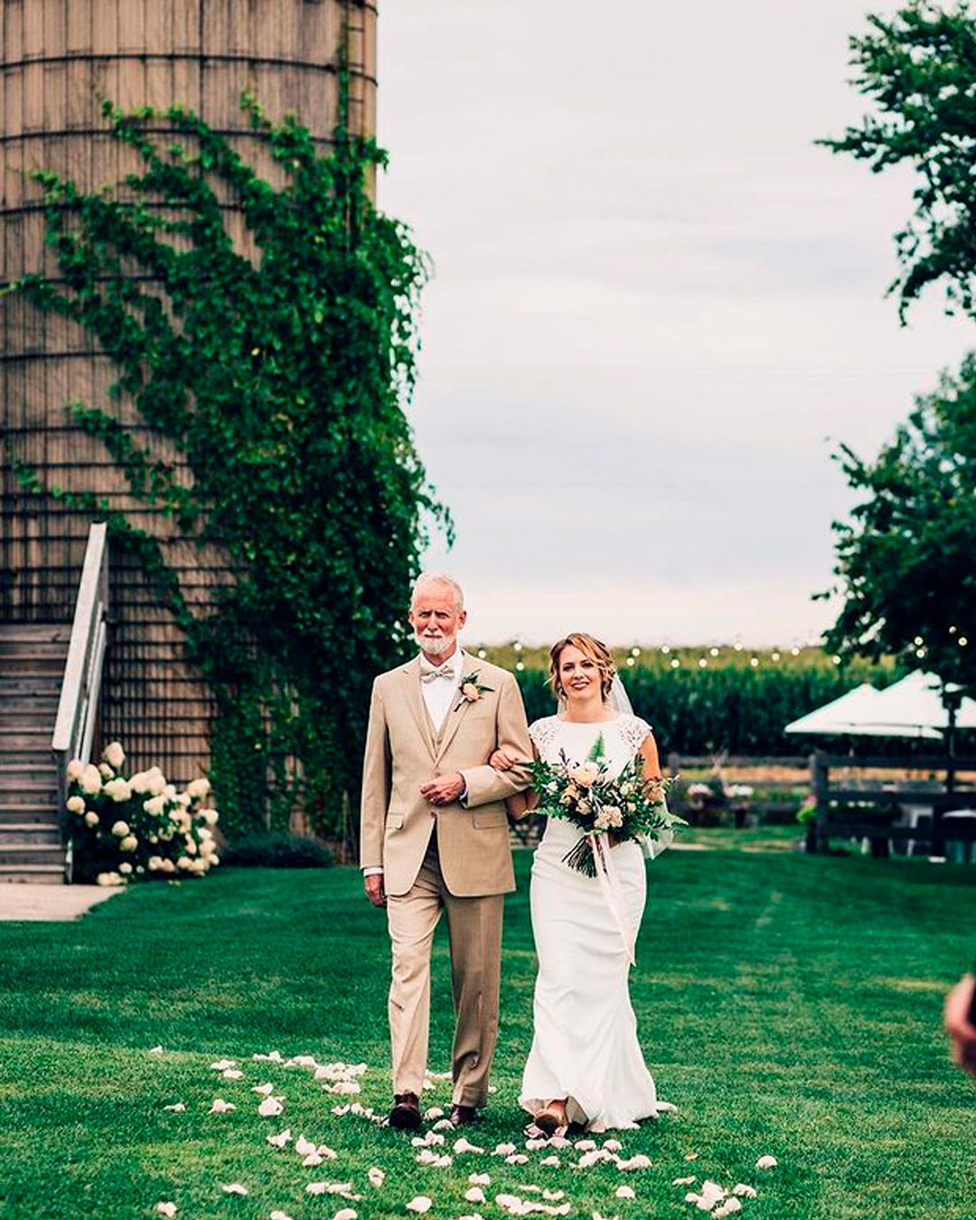 rustic wedding venues in wi outdoor aisle