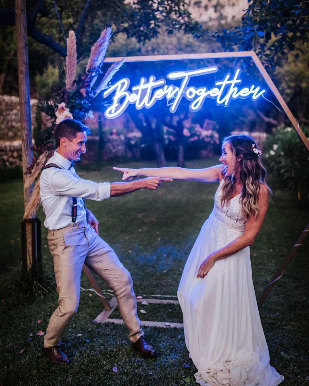 wedding decor ideas romantic neon signs for alter pasion_eventos