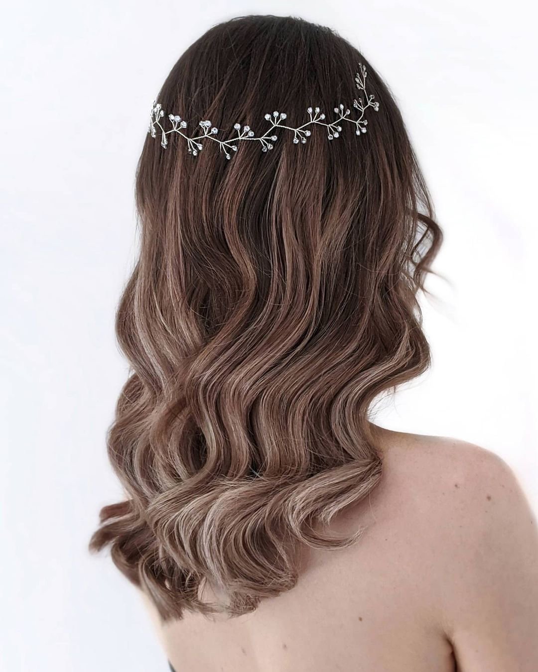 wedding hair accessories elegant hair down with halo hannahblinkohairstylist