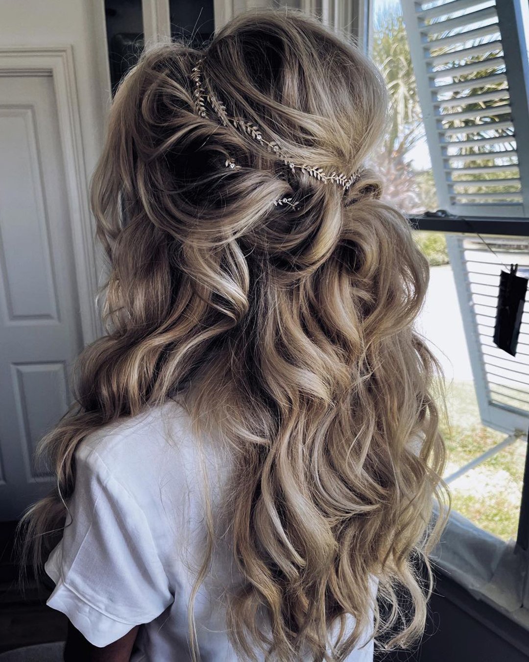 wedding hairstyles down relaxed natural curls simple half up ashandcobridalhair