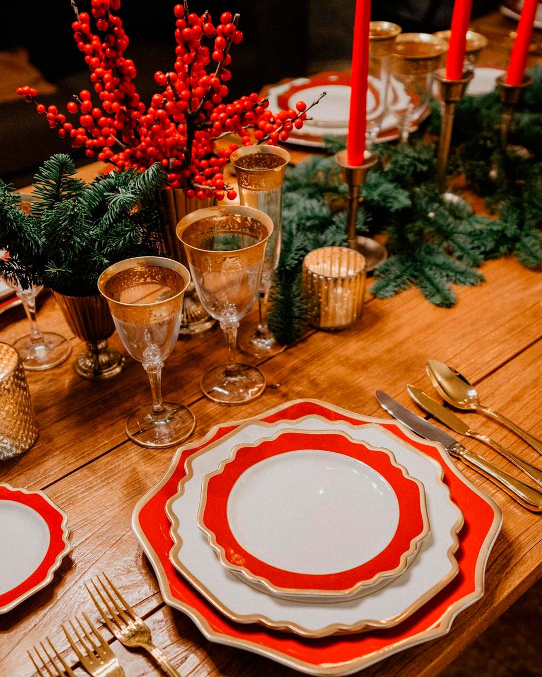 winter wedding decor red white table setting place