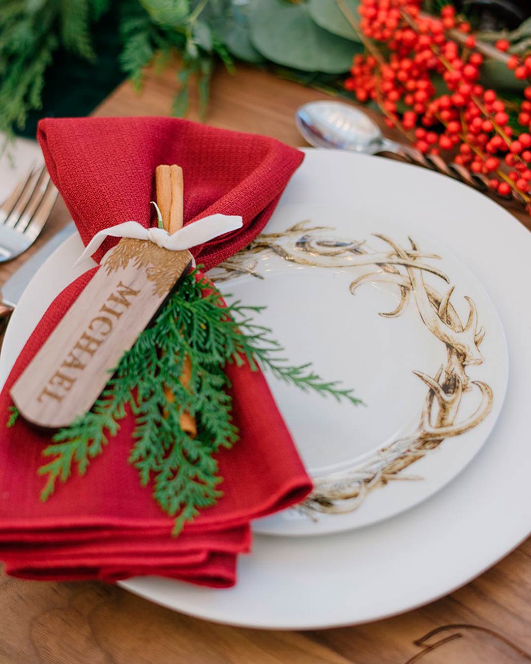 winter wedding decor table red plate