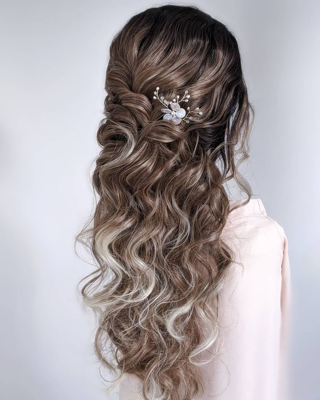 bridesmaid hairstyles curly pmbre half up on long hair hannahblinkohairstylist