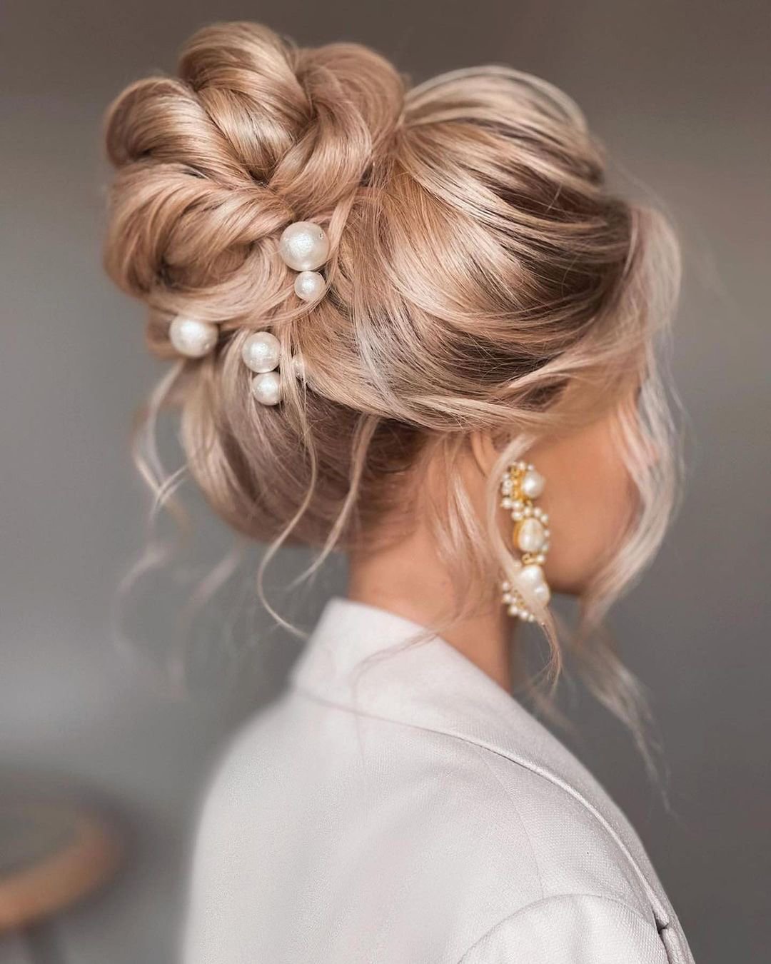 wedding hairstyles for curly hair high bun with pearls kasia_fortuna
