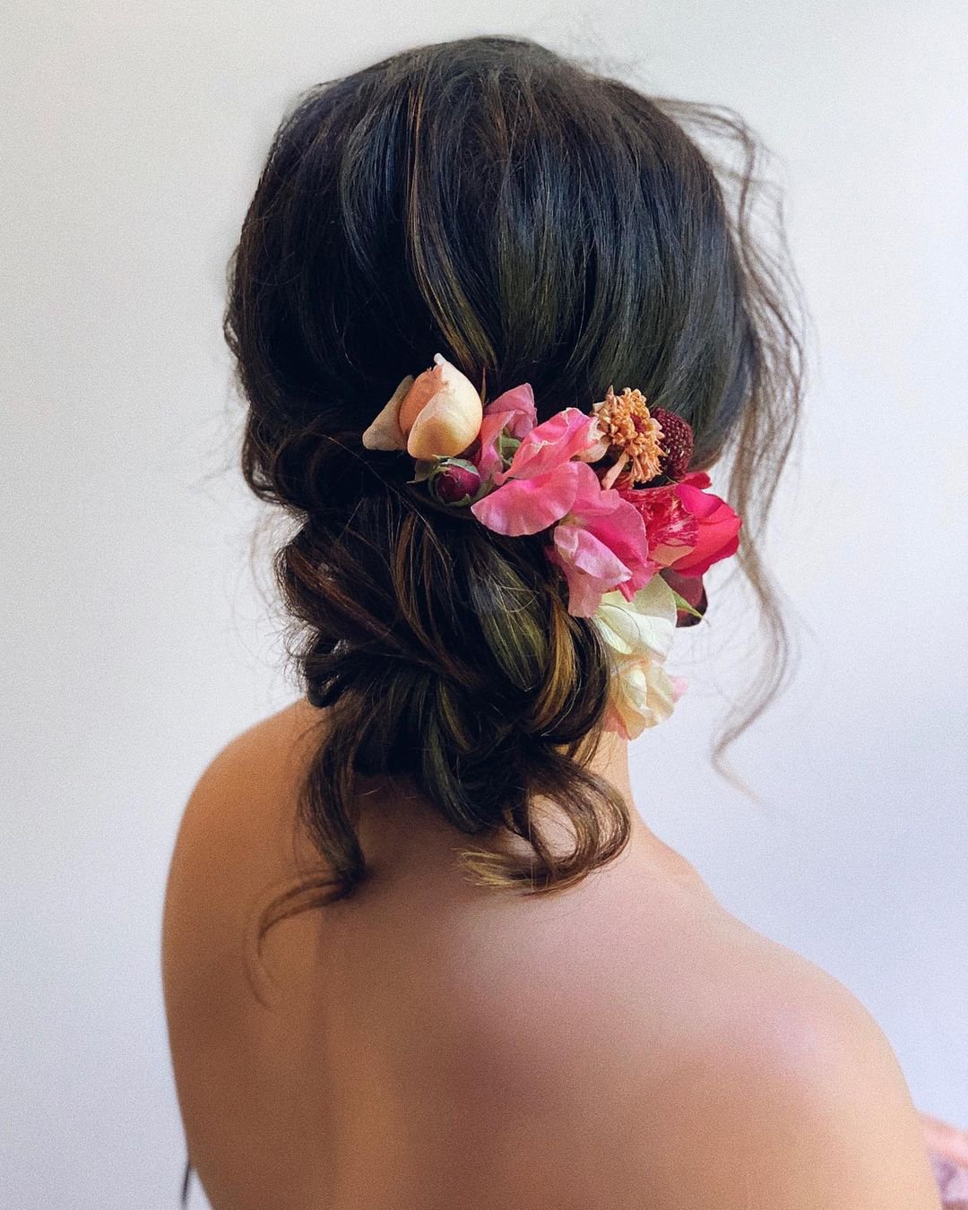 wedding hairstyles for medium hair slightly messy with flowers polishedstylejustine